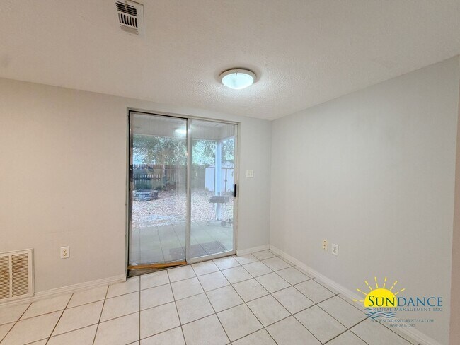 Building Photo - Great 2 Bedroom Townhouse in Fort Walton!