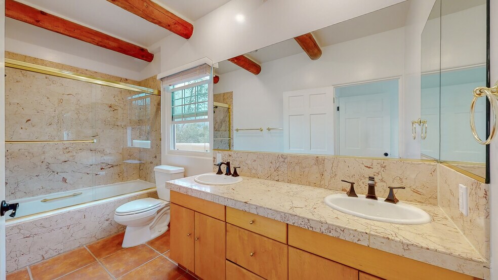 Primary bath with dual sinks - 25648 Timpangos Dr