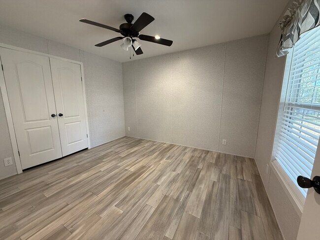 Building Photo - 6607 Lakewood Dr