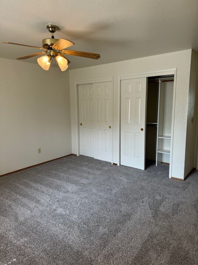 Building Photo - 3 Bedroom In Shasta View Neighborhood with...