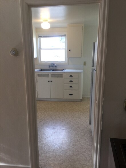 Building Photo - 1010 E 2nd St