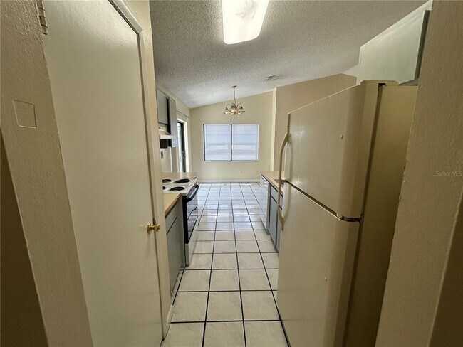 Building Photo - 1431 Tiverton Dr