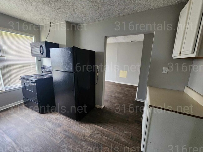 Building Photo - $1,099 - 4 bedroom / 2 bathroom - Single Family Home