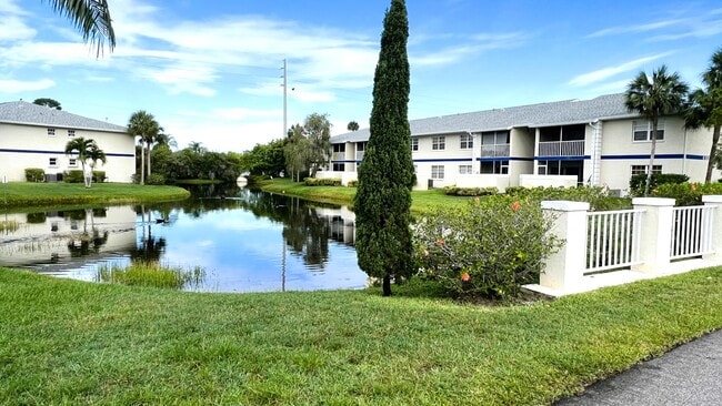 Building Photo - 1532 SE Royal Green Cir
