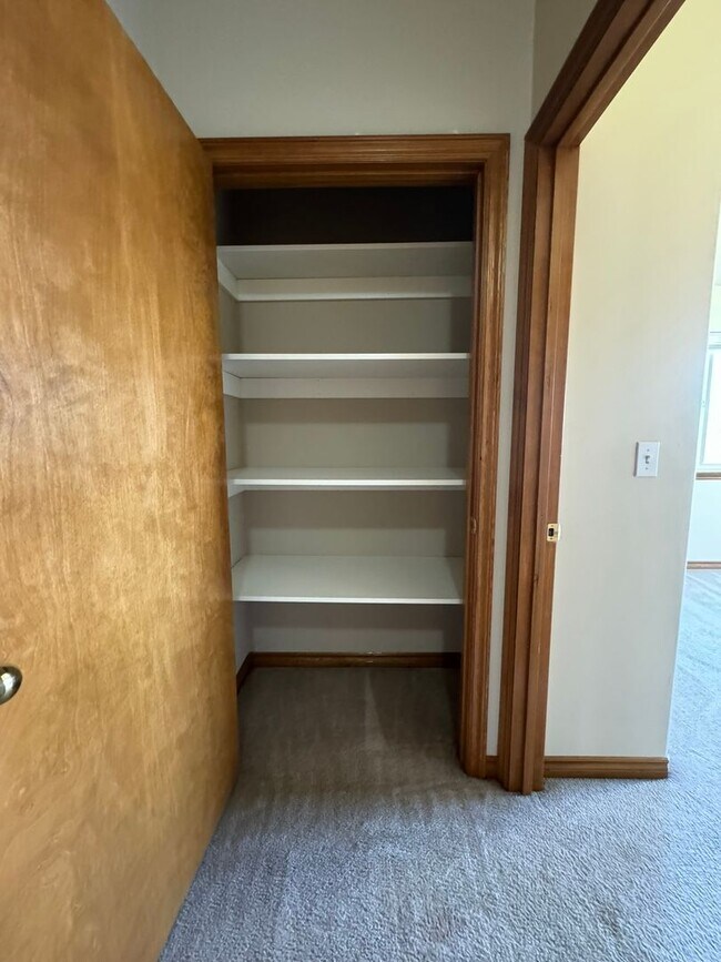 Building Photo - 4 Bedroom, 2 Bath House! Available to Rese...