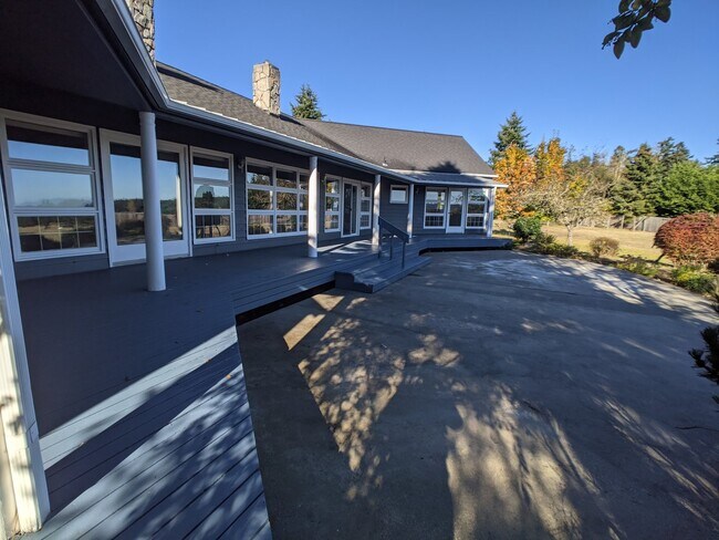 Building Photo - 3 bed 3 bath on 4.8 acres w/ beautiful wat...