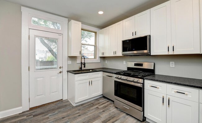 Building Photo - 1050 Oak St