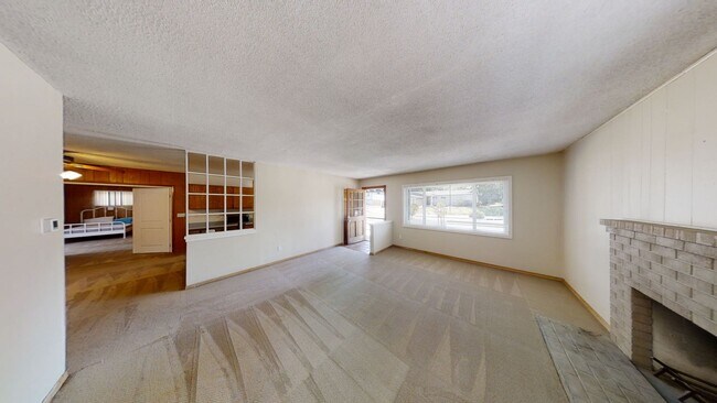 Building Photo - 5BD/2BA, Great Private Yard w/ Fire Pit!