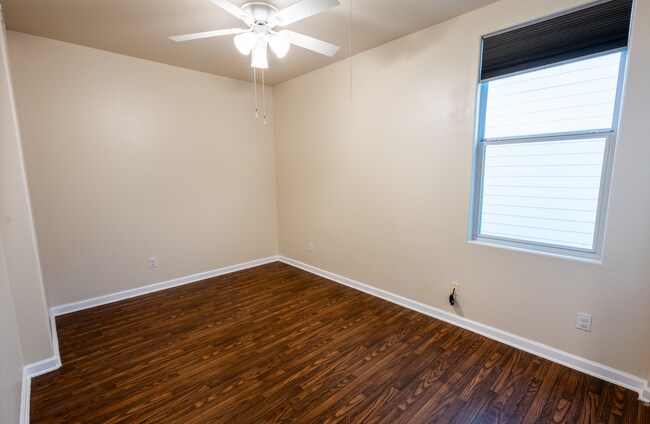 Building Photo - 3 bed 2 bathroom