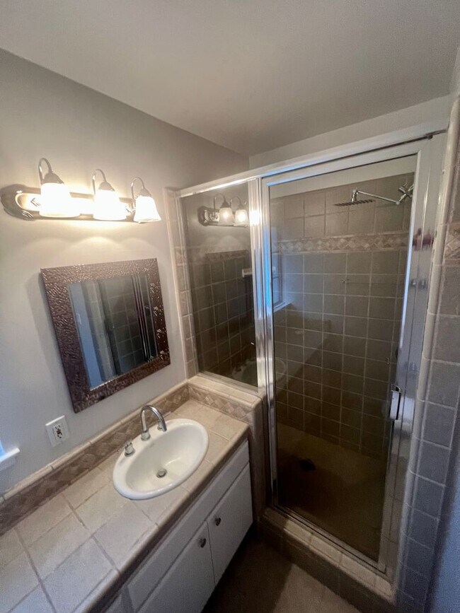 Building Photo - Spacious 3 Bedroom House with Private Gara...