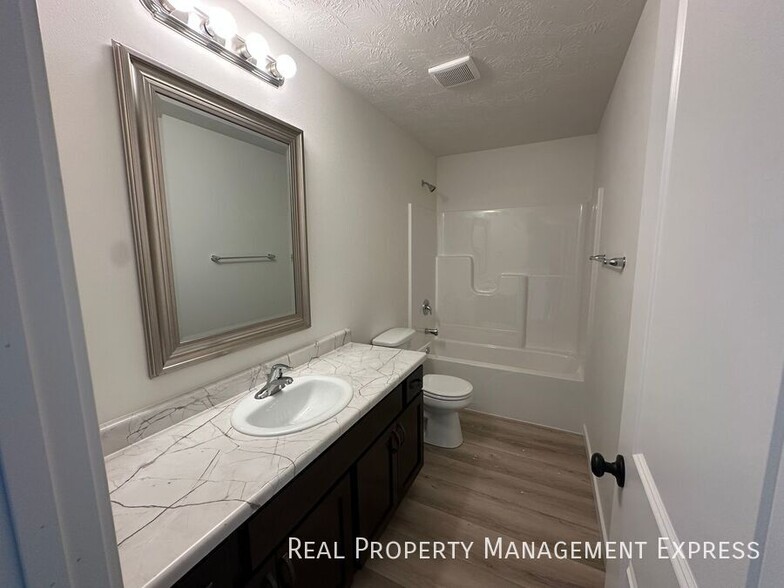 Building Photo - Cozy 2 Bedroom 1.5 Bathroom Townhome