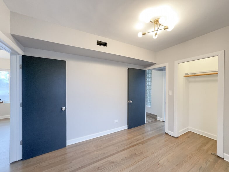 Building Photo - 2617 W Rascher Ave