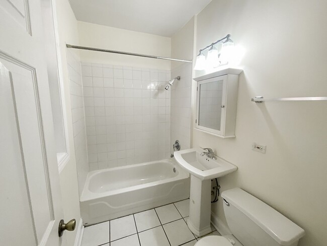 Interior Photo - 851-59 W. Cornelia