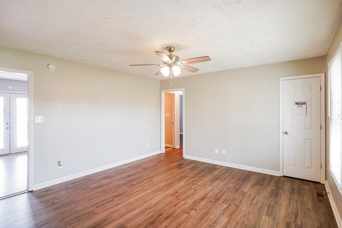 Building Photo - 1047 E Monica Dr