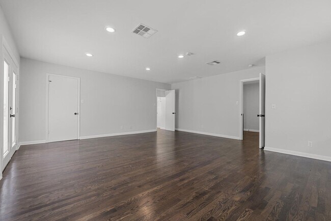 Building Photo - Tarrytown STUNNER!!!
