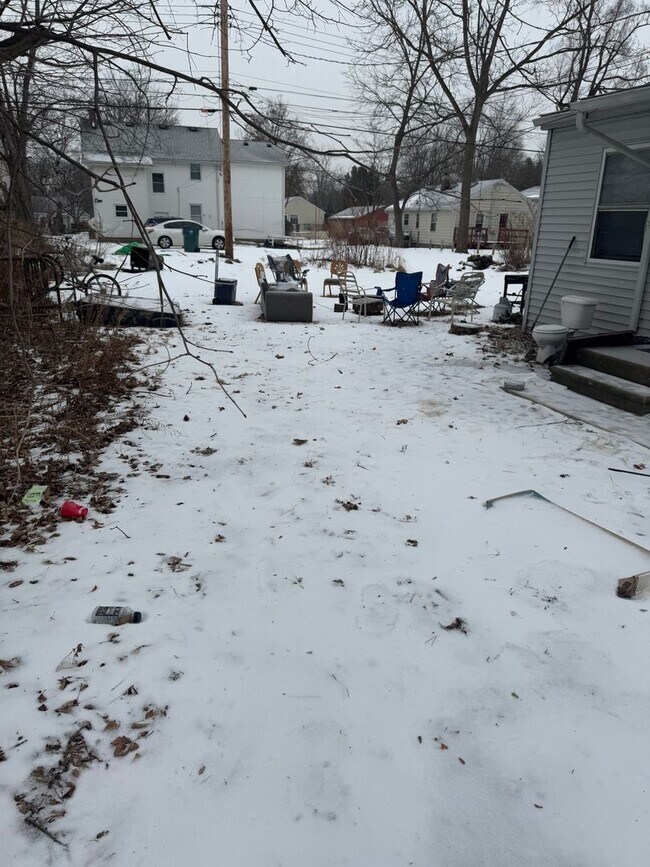 Building Photo - Large 7 bedroom house with 2 kitchens