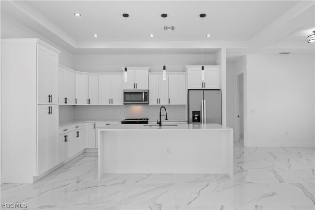 Building Photo - 719 Fullerton Ave S