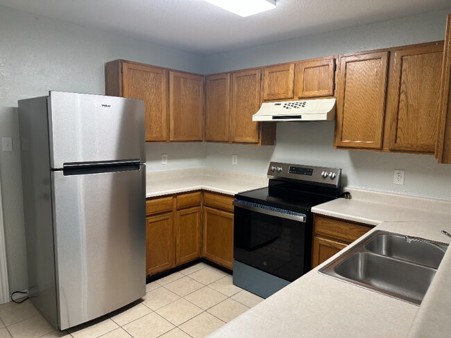 Building Photo - 319 Shea St