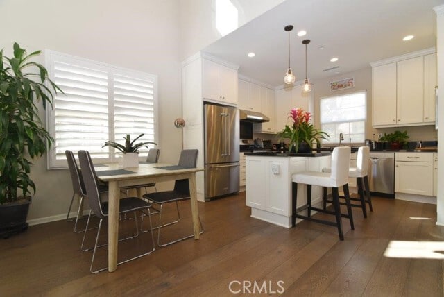 Building Photo - 84 Painted Trellis