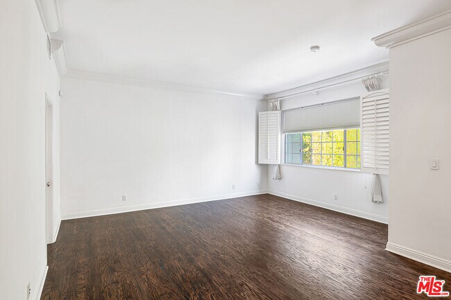 Building Photo - 315 N Swall Dr