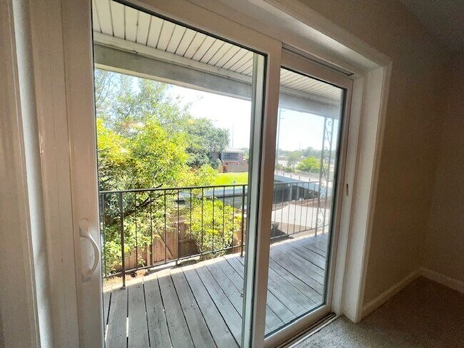 Building Photo - 2X2.5 -MOVE IN NOW! NEW LVP FLOORING ON 1ST FLOOR! NEW CARPET ON 2ND FLOOR! WATER VIEWS! CALL TOD...