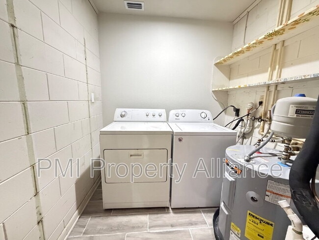 Building Photo - 1527 Leeway Ave