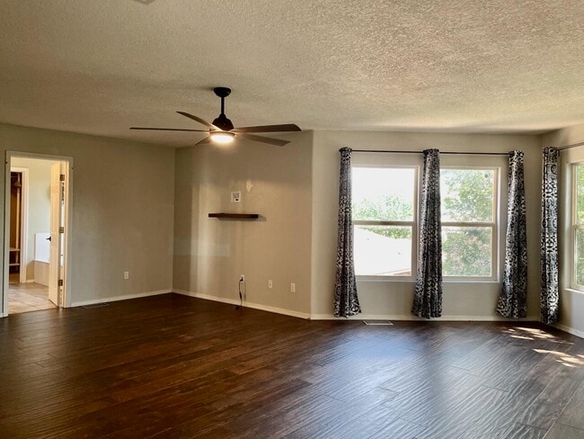 Building Photo - 12408 Mangas Trail NE