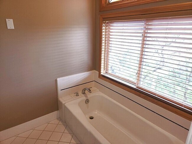 Building Photo - Large Private Luxury Home in Pinebrook  Es...