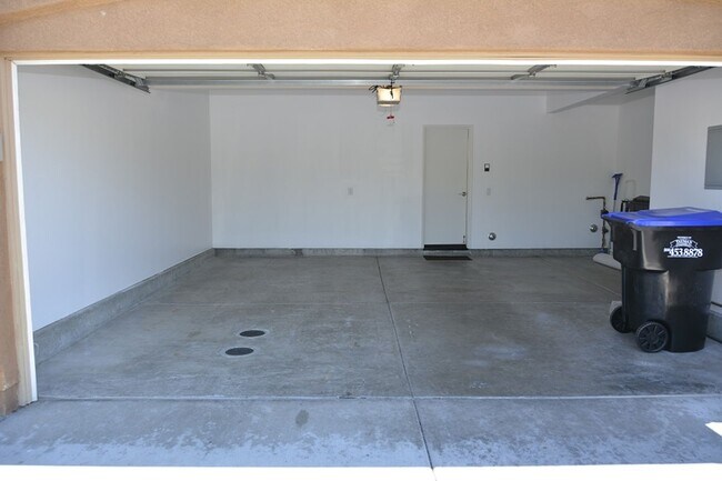 Building Photo - Spacious 3 BD, 3 BA Townhome in Airoso of Carmel Valley!