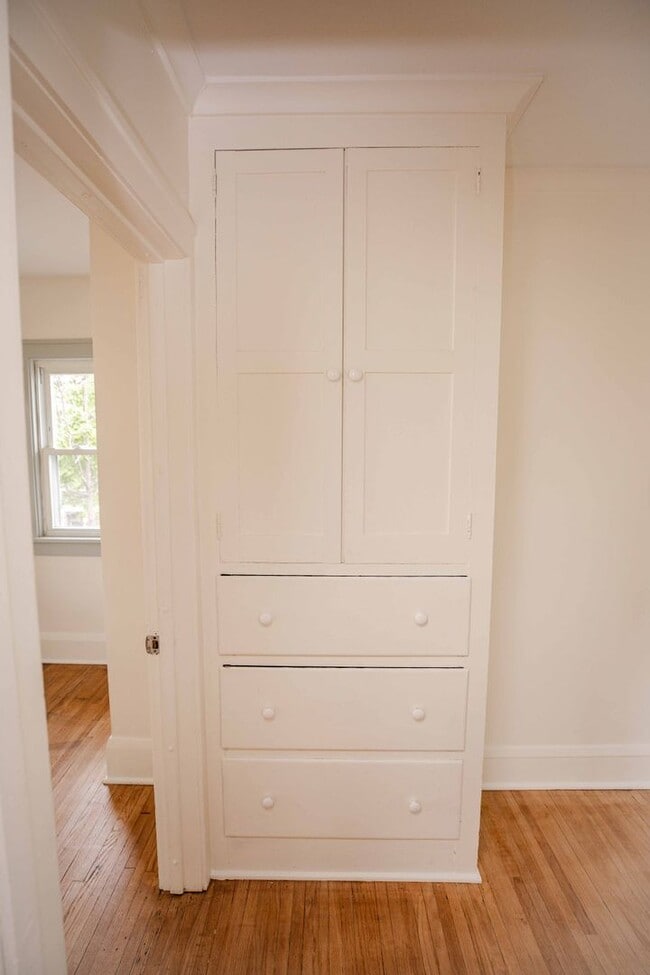 Building Photo - Very Spacious Four Bedroom Home For Rent!