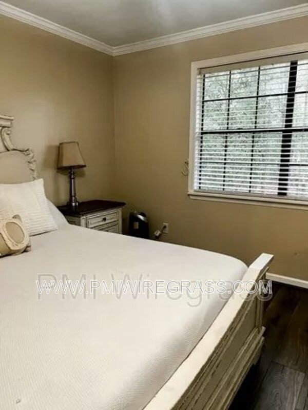 Building Photo - 401 Wildwood Dr