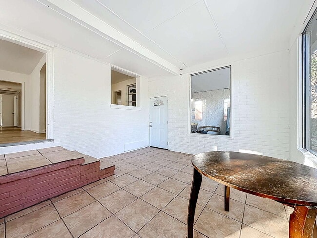 Building Photo - 5330 Quan Dr