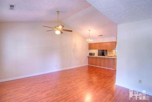 Building Photo - Ogden/Gordon Rd/Alamosa Place. Garage, fen...