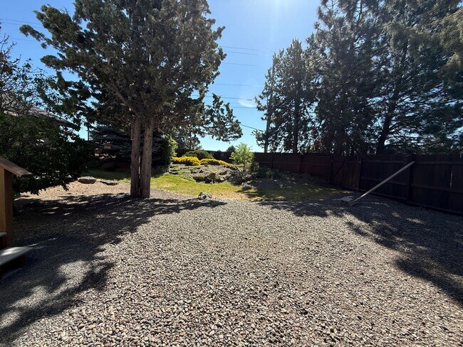 Building Photo - Spacious 4 Bed, 3 Bath Home - Terrango Glen