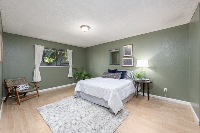 Building Photo - 2 bed 1 bath home w/ garage and yard, biking distance to UC Davis campus and downtown