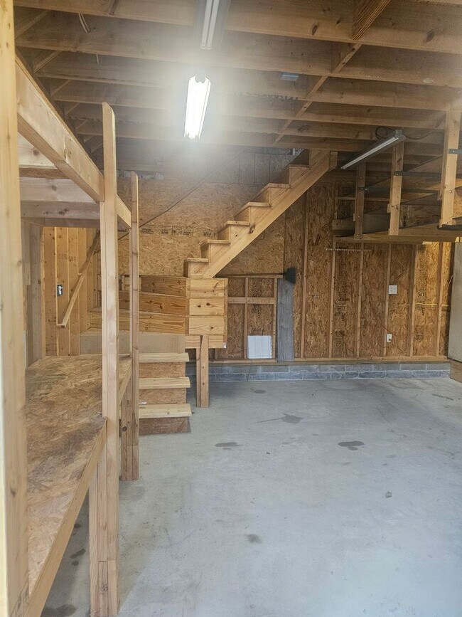 Building Photo - 1068 Sharon Dr