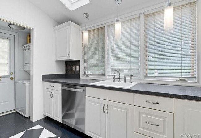 Building Photo - 22 School St