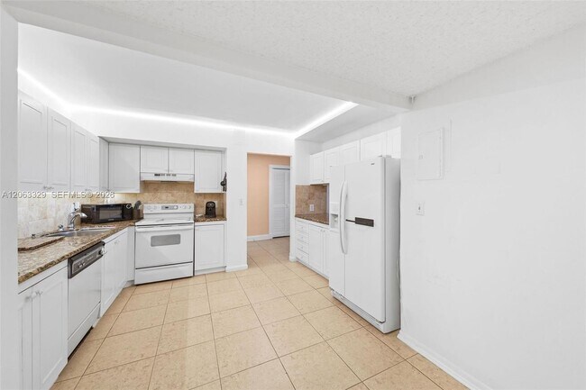 Building Photo - 2500 Parkview Dr