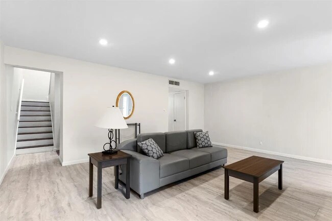 Building Photo - 15920 Archwood Ln