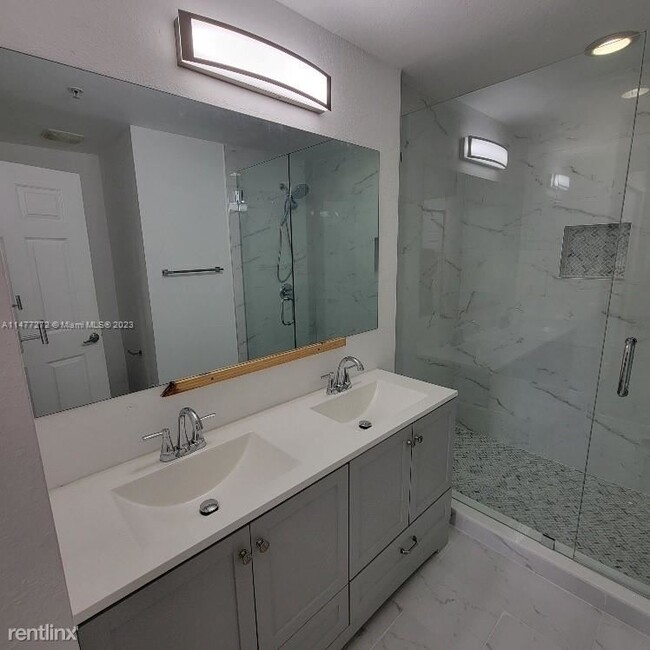 Building Photo - 3 br, 2 bath Condo - 11102 NW 83rd St Apt 110