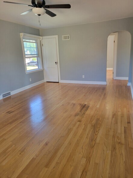 Living room - 714 S 2nd Ave