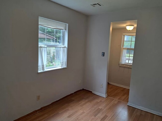 Building Photo - $725 - 2 bed 1 bath - Single Family Home