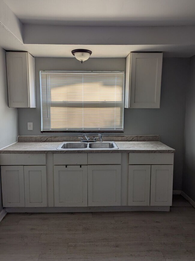 Building Photo - Charming 3-Bedroom Home and 1 Bath for Rent!