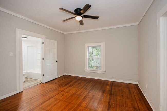Building Photo - Move-in special: 50% off 1st month's rent – Newly Renovated 2 Bedroom Home!