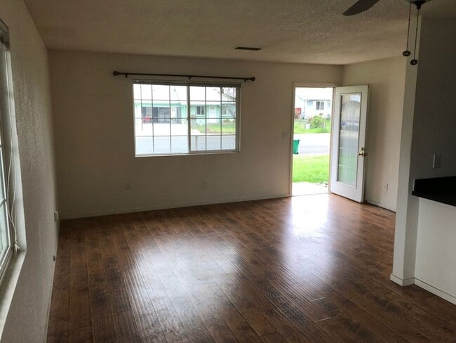 Building Photo - Duplex Style Unit - Quiet Anderson Neighborhood