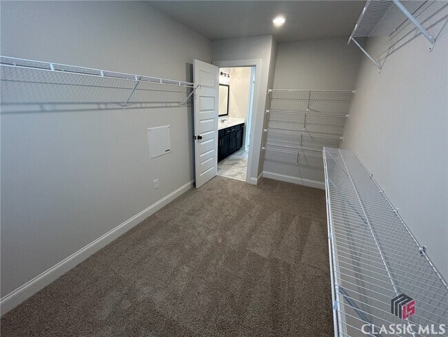 Building Photo - 305 Ridge Pointe Drive