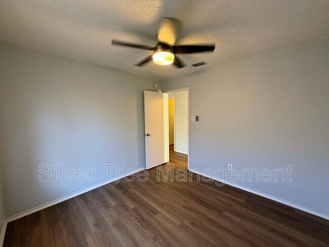 Building Photo - 6847 S Creek Dr