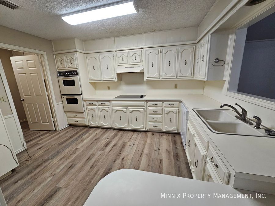 Building Photo - 6906 Elmwood Ave