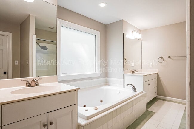 Building Photo - 2304 Knoll Ridge Ln