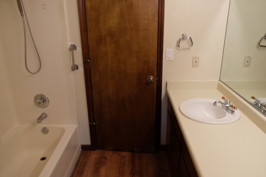 Bathroom - 118 W Beverly Pl